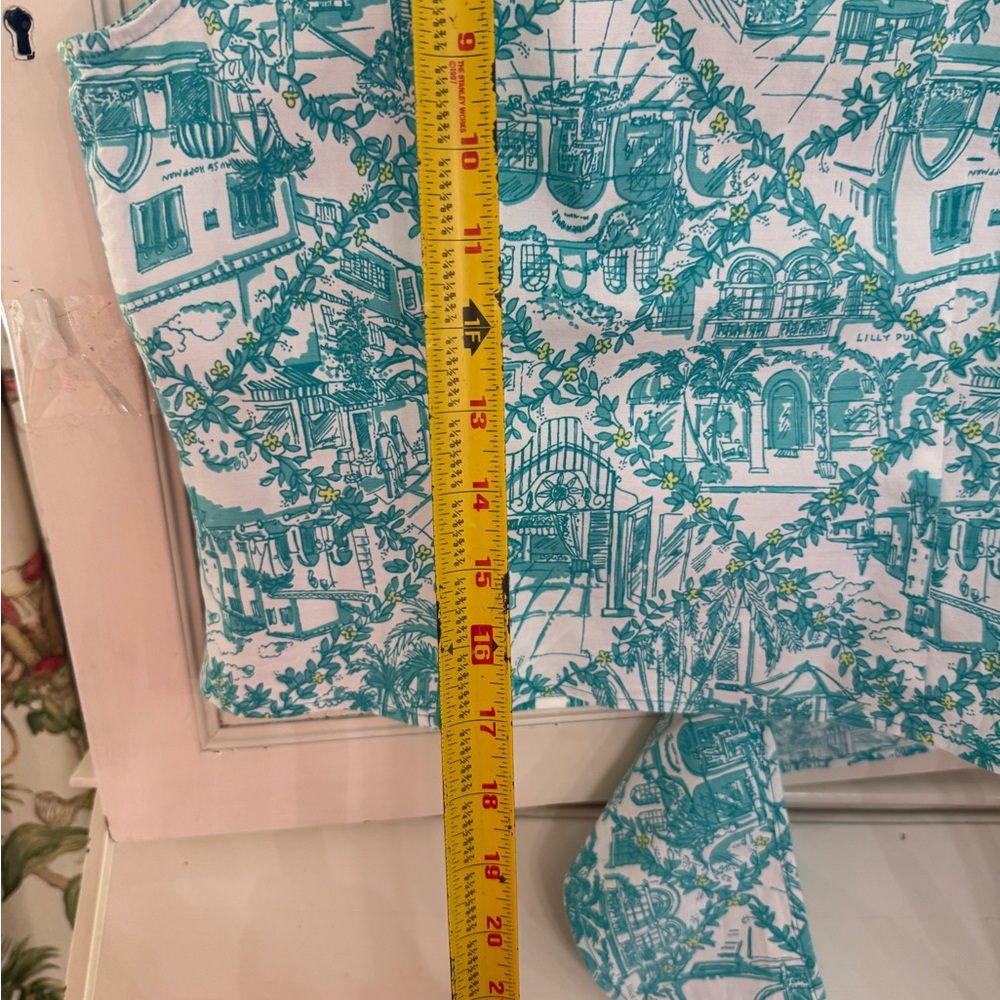 VTG RARE LILLY PULITZER WRAP SHIRT Size 10
Worth Ave pattern like new - Picture 8 of 8